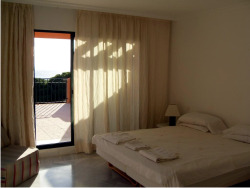 Квартира в Испании. Спальная комната с террасой
