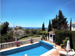 Вилла в Испании. Вид с виллы на бассейн, сад и море.