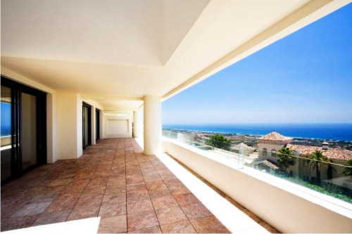 Квартира в Испании. Терраса с панорамными обзорами побережья и моря.
