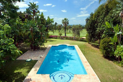 Вилла в Испании. Бассейн, сад и площадки для гольфа.