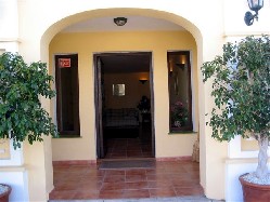 Квартира-пентхаус в Испании. Входная площадка и дверь в квартиру.