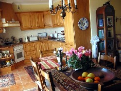 Квартира-пентхаус в Испании. Обеденный стол в кухне.