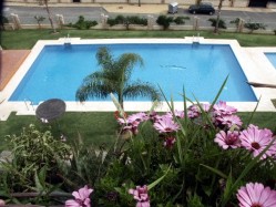 Квартира-пентхаус в Испании. Вид бассейна с террасы.