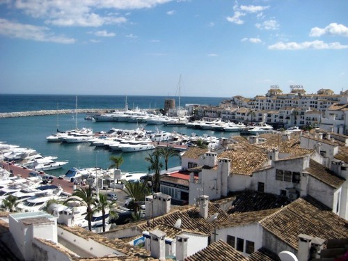 -  .        , ,     (Puerto Banus, Marbella, Costa del Sol).