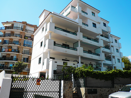 Цены на квартиры в Испании, побережье Коста дель Соль. Внешний вид жилого дома в Бенальмадене.