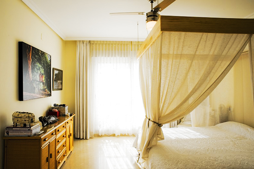 Цены на квартиры в Испании, побережье Коста дель Соль. Спальная комната пентхауса на Золотой Миле в Марбелье.