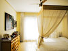 Цены на дома в Испании, побережье Коста дель Соль. Спальная комната пентхауса на Золотой Миле в Марбелье.